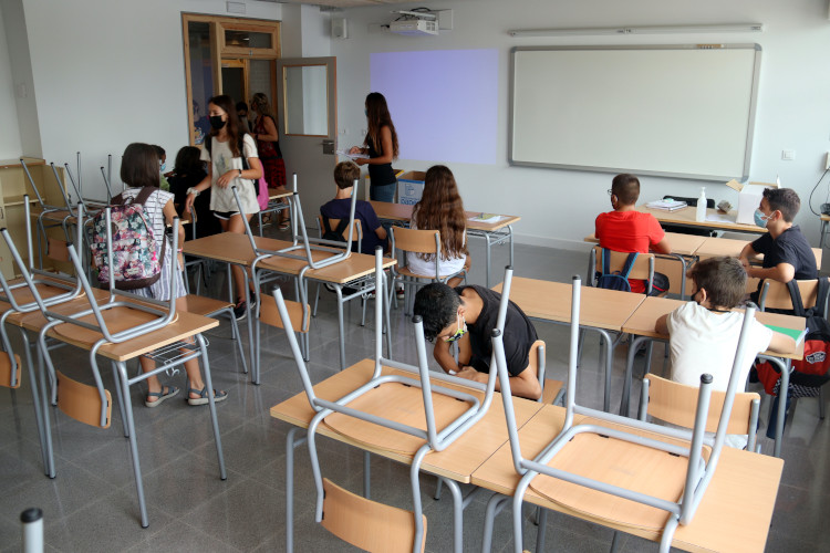 Secondary students in a new school in Caldes de Malavella, on September 13, 2021 (by Marina López)
